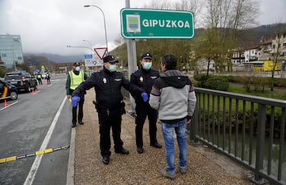 La Policía francesa mantiene controles en la frontera desde enero de 2021.