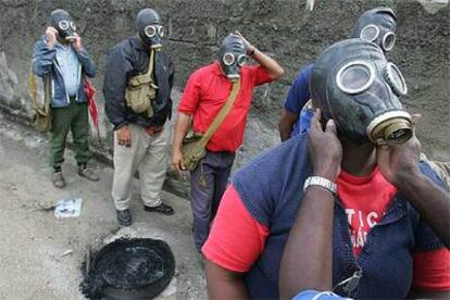 Un grupo de civiles participa en las maniobras en La Habana.