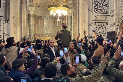 El líder del Organismo de Liberación del Levante (Hayat Tahrir al Sham o HTS, en árabe), Abu Mohamed al Jolani, en la Gran Mezquita de los Omeyas en Damasco (Siria) este domingo.