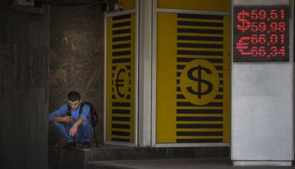 Un hombre, delante de una casa de cambio de moneda en el centro de Mosc&uacute;.