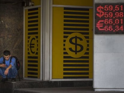 Un hombre, delante de una casa de cambio de moneda en el centro de Mosc&uacute;.