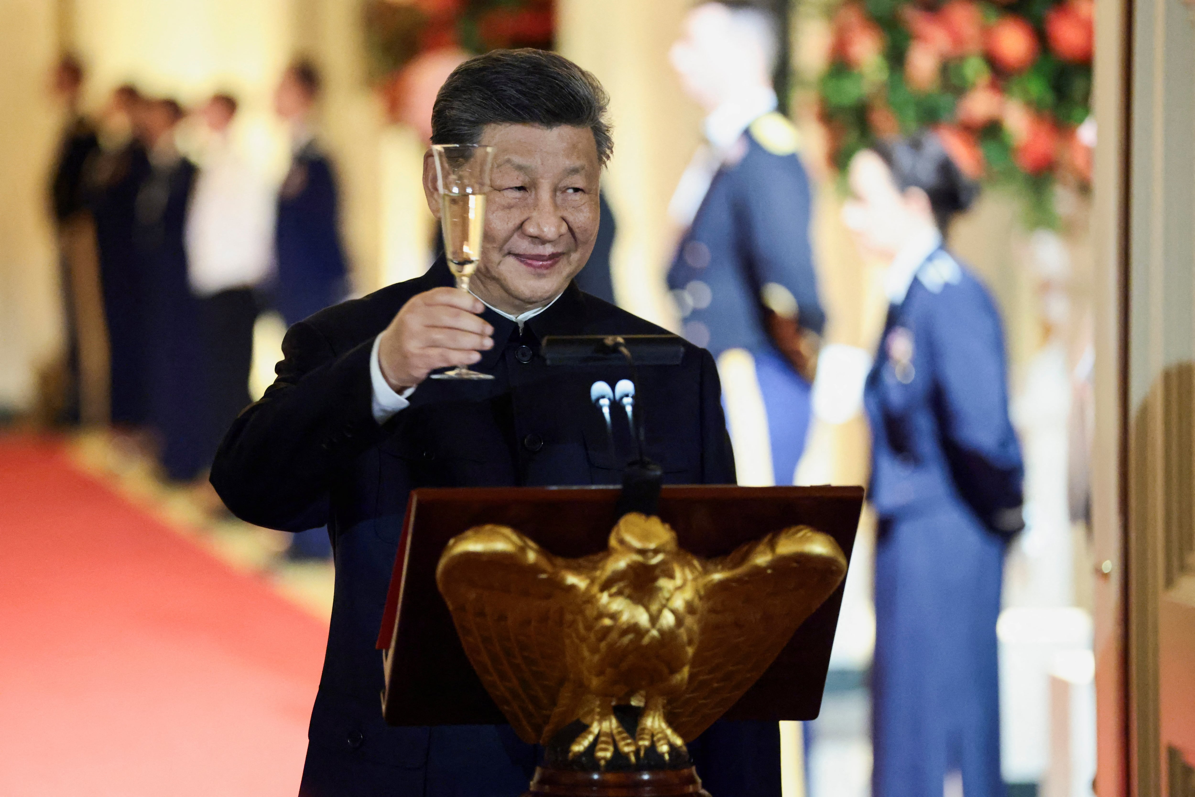 ٹرمپ کا گال کھانا ( اور اُس کا عقاب ) جس سے Xi Jinping کو راضی کرتا ہے