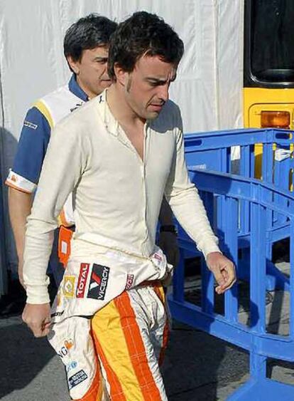 Fernando Alonso tras los entrenamientos que realizó en Jerez el pasado 16 de marzo de 2009.