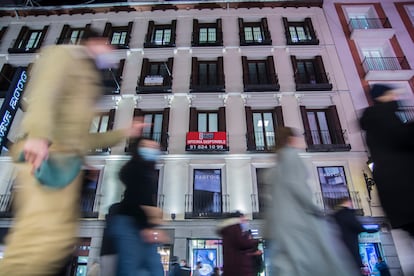 Un edificio con un anuncio de una oficina disponible, en Madrid.