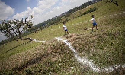 O parque já recebeu algumas demarcações como as da foto. Moradores suspeitam que as marcas sinalizam o início das obras.