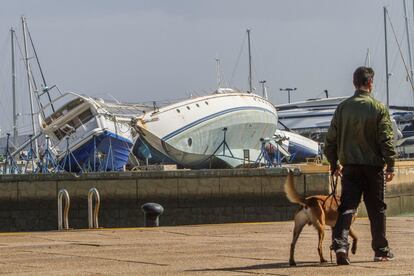 Embarcaciones de recreo y de pesca afectadas tras el paso del temporal en El Puerto de Santa María (Cádiz).