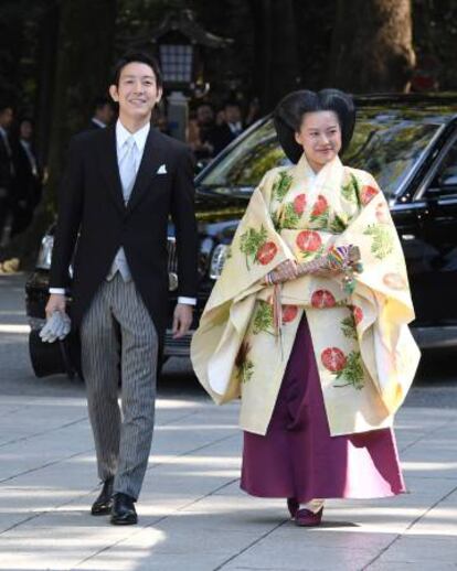 La princesa Ayako de Takamado y su prometido, Kei Moriya, llegando a la ceremonia de su boda.