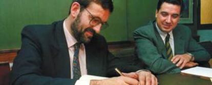 Rajoy firmaba el libro de honor de Benidorm días después de la moción de censura que convirtió en alcalde a Zaplana en 1991.