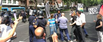 Altercado entre agentes antidisturbios y funcionarios en el Paseo del Prado.