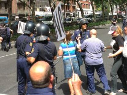 Altercado entre agentes antidisturbios y funcionarios en el Paseo del Prado.