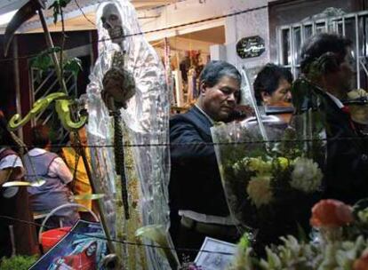 DEVOTOS DE TODO PELAJE. En las procesiones de esta macabra imagen se juntan madres, mariachis, sicarios, narcotraficantes, pandilleros.