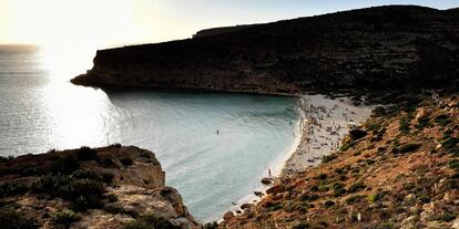 Turistas en la playa Isla Conejo, en Lampedusa.