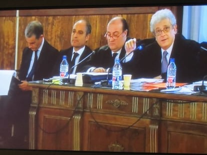 Nueva ubicación de Camps y Costa en el juicio.