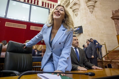 La consejera de Economía, Hacienda y Fondos Europeo, Carolina España, junto al presidente andaluz, Juan Manuel Moreno, el pasado noviembre en el Parlamento andaluz.