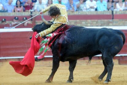 José Tomás sufrió una voltereta sin consecuencias en el segundo toro de la tarde.