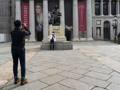 Turistas frente al Museo del Prado en Madrid, cerrado desde hoy por la mañana.