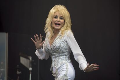 El puesto número seis de la lista de 'Forbes' de las cantantes que más dinero han ganado el último año quizá sea uno de los más sorprendentes. La cantante country Dolly Parton, de 71 años, han ingresado 37 millones de dólares (31,7 millones de euros), sobre todo por los 63 conciertos que ha realizado durante el período en el que la revista ha hecho sus cálculos. A las ganancias por sus espectáculos se suman los ingresos por Dollywood, un parque temático de la artista en Pigeon Forge (Tennessee) dedicado a la comida de la zona y los espectáculos de country.