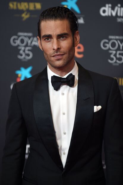 Cuando las mensajerías fallan y la ropa no llega a tiempo, el impulso es, primero, entrar en pánico y, después, buscar un plan b en el armario. A Jon Kortajarena ni le tembló el pulso. Tal y como contó en la entrevista previa en la alfombra roja, tiró de archivo y se enfundó este esmoquin impecable de Tom Ford, su diseñador de cabecera. Ajuste perfecto, camisa impoluta, pajarita y corte de pelo y afeitado digno de una estrella del Hollywood clásico. Se llama madera de estrella.