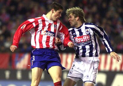 Fernando Torres (i), del Atlético, disputa el balón, en un partido de Liga entre Atlético de Madrid y Real Sociedad, el 25 de enero de 2003.