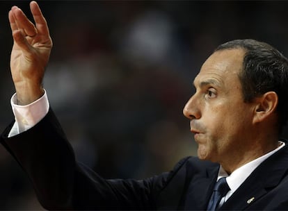 Ettore Messina, durante un partido del Armani Milán.