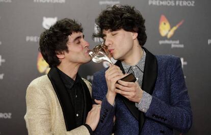 Javier Ambrossi y, a la derecha, Javier Calvo con el premio Feroz a la mejor comedia por &#039;La llamada&#039;.