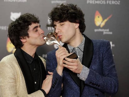 Javier Ambrossi y, a la derecha, Javier Calvo con el premio Feroz a la mejor comedia por &#039;La llamada&#039;.
