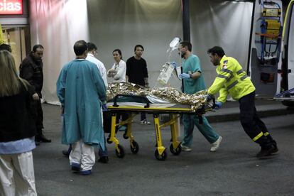 Llegada de uno de los heridos del accidente a&eacute;rero de la base militar de Los Llanos (Albacete) a la unidad de quemados del hospital de La Paz en Madrid.