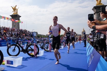 El alemán Tim Hellwig (en primer término) participa en el triatlón individual masculino.