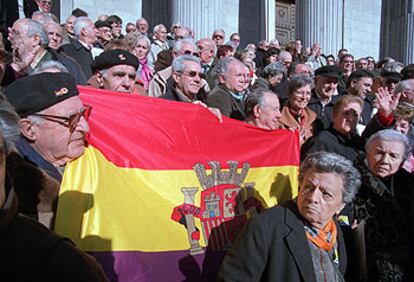 Los asistentes al homenaje, con la bandera republicana en la escalinata del Congreso.