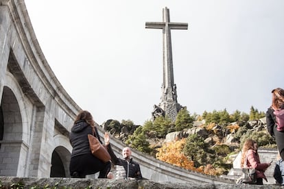 <b>El turista critica</>. Una estafa noms entrar: 9 /persona. Vas amb intenci de conixer histria i et trobes banderes de la Falange, amb crits a les seves creences i mort a les nostres. La seguretat mirava cap a una altra banda, vergonya aliena i por per la integraci [sic] fsica. El lloc estava b, tot i que el podrien netejar de tant en tant.<br> <b>Lexperta respon</b>. ?s un tema delicat. Aqu convergeix un edifici que s un testimoni histric, i que efectivament s nefast, i alhora s un smbol, amb una gesti que des del 1957 pertany a un orde religis. Mara Victoria Soto Caba, professora dHistria de lArt de la UNED.