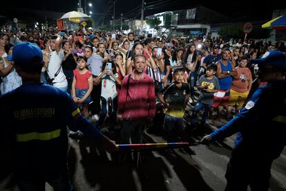 Ciudadanos en las calles de Tibú, tras una mesa de diálogo en julio de 2023.