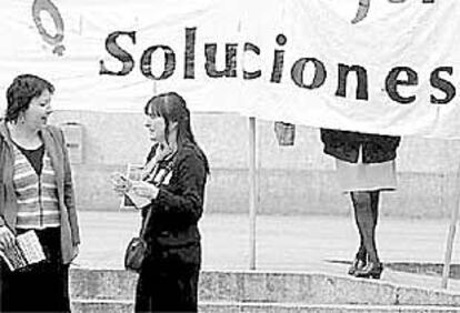 Dos mujeres ante una pancarta en la manifestación de ayer en Bilbao.