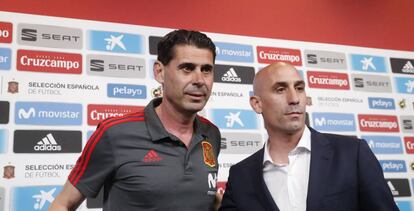 El presidente de la Real Federación Española de Fútbol, Luis Rubiales, posa junto al nuevo seleccionador español, Fernando Hierro.