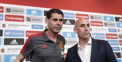 El presidente de la Real Federación Española de Fútbol, Luis Rubiales, posa junto al nuevo seleccionador español, Fernando Hierro. 