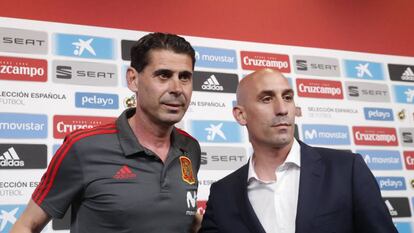 El presidente de la Real Federación Española de Fútbol, Luis Rubiales, posa junto al nuevo seleccionador español, Fernando Hierro. 