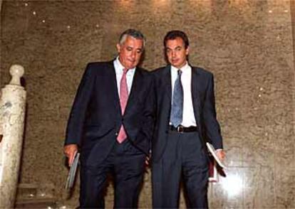 Los secretarios generales del PSOE y del PP, José Luis Rodríguez Zapatero y Javier Arenas, respectivamente.