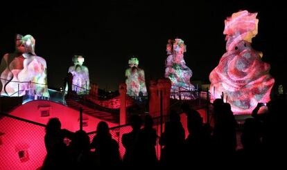 Un momento de la proyecci&oacute;n en los cinco remates de escalera de la terraza de La Pedrera.