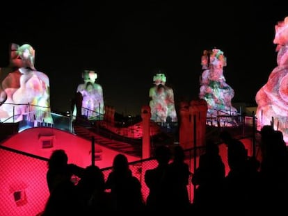 Un momento de la proyecci&oacute;n en los cinco remates de escalera de la terraza de La Pedrera.