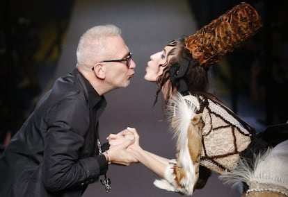 El dise&ntilde;ador franc&eacute;s Jean Paul Gaultier saluda en la pasarela a la modelo Anna Cleveland al final del desfile de su colecci&oacute;n de alta costura para la temporada de oto&ntilde;o-invierno 2015-2016 en Par&iacute;s, Francia.