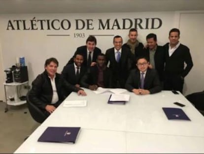 Jackson Martínez firmando su nuevo contrato con el Guangzhou junto a su agente Jorge Mendes, y representantes del club chino.