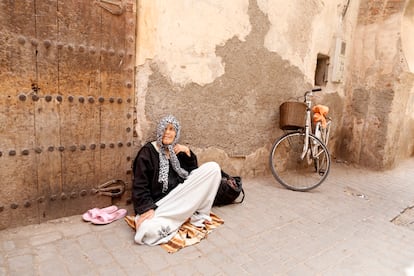 Una mujer, en la medina de Marrakech (Marruecos).