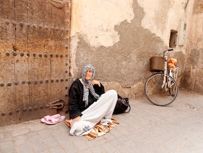 Una mujer, en la medina de Marrakech (Marruecos).