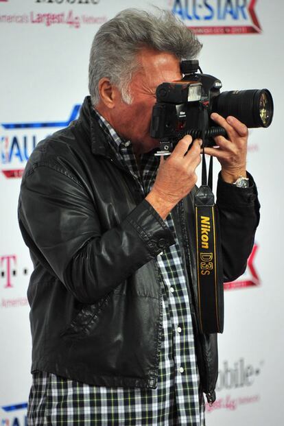 Hoffman de nuevo, esta vez metido a fotoperiodista deportivo viendo un partido de la NBA.