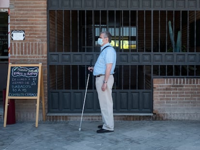 En el centro de la imagen, Alberto Daudén espera la fila de un estanco.