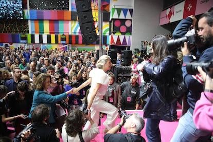 Yolanda Díaz y la activista de los derechos LGTBI Carla Antonelli, que presentó su baja en el PSOE a raíz de la 'ley trans', suben de la mano al escenario este domingo en Madrid.