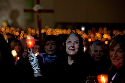 La procesión de las velas, la misa y la procesión del adiós, serán los momentos estelares de estas jornadas. En la imagen, peregrinos durante la procesión anual al Santuario de Fátima (Portugal).