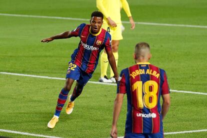 Ansu Fati celebra con Jordi Alba el primer gol del Barcelona ante el Villarreal.
