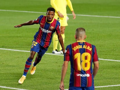 Ansu Fati celebra con Jordi Alba el primer gol del Barcelona ante el Villarreal.