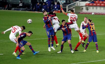 Youssef En-Nesyri, del Sevilla, remata de cabeza durante la primera parte del encuentro.