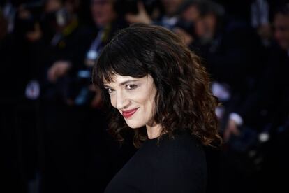 El movimiento MeToo no solo ampara a las mujeres. De hecho Asia Argento, una de las principales denunciantes de Harvey Weinstein, fue después acusada de agresión sexual por Jimmy Bennett, un joven actor con quien trabajó cuando era niño. Bennett asegura que la modelo le obligó a tener relaciones sexuales cuando tenía 17 años. En un principio el músico aceptó un pago de 380.000 dólares (334.000 euros) para mantenerse callado, pero luego decidió hacer público su caso. Argento fue despedida como juez de la edición italiana del programa de talentos ‘X Factor’.